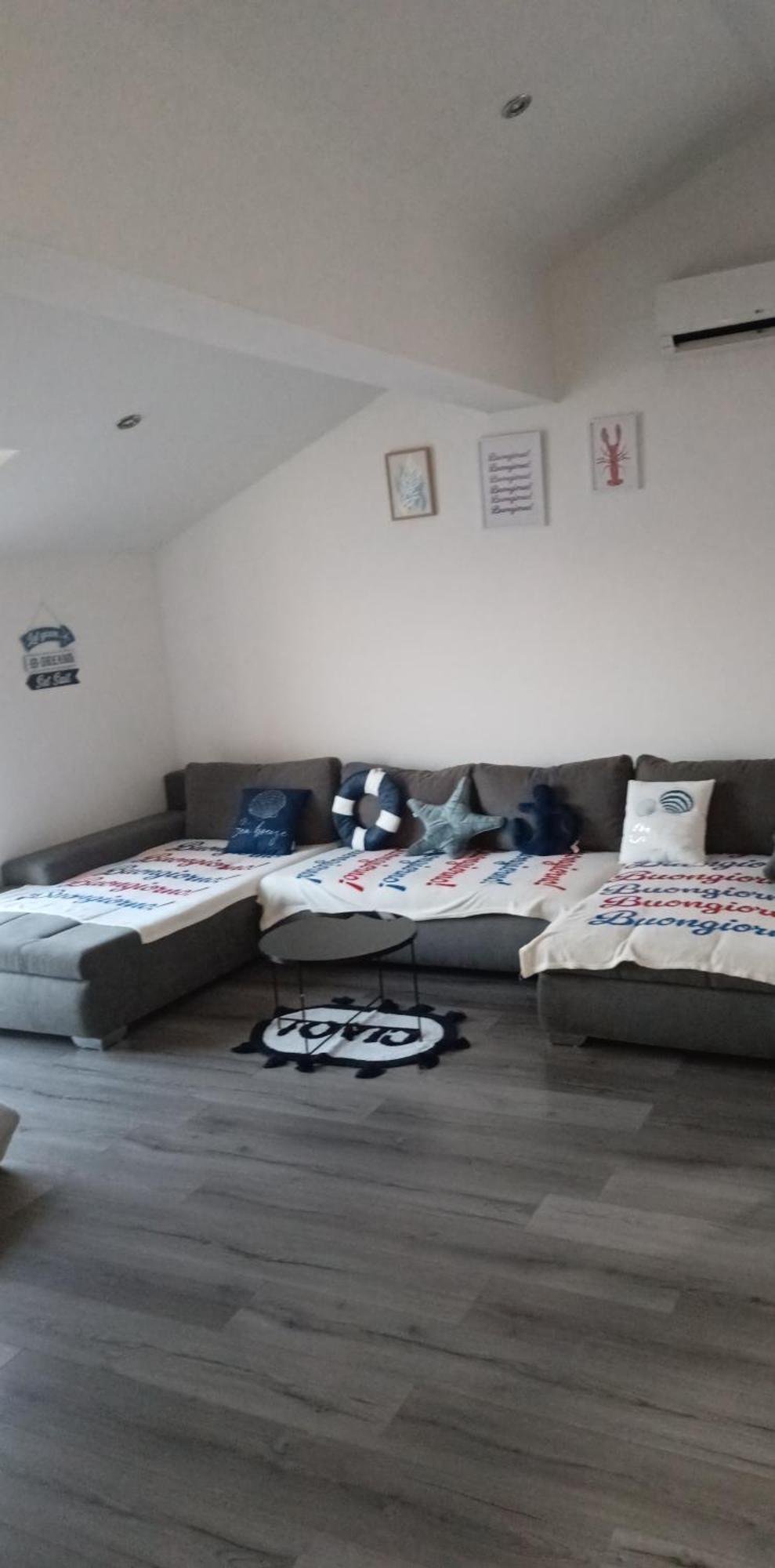Angella Apartment Дуги Рат Екстериор снимка