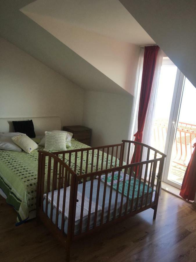 Angella Apartment Дуги Рат Екстериор снимка