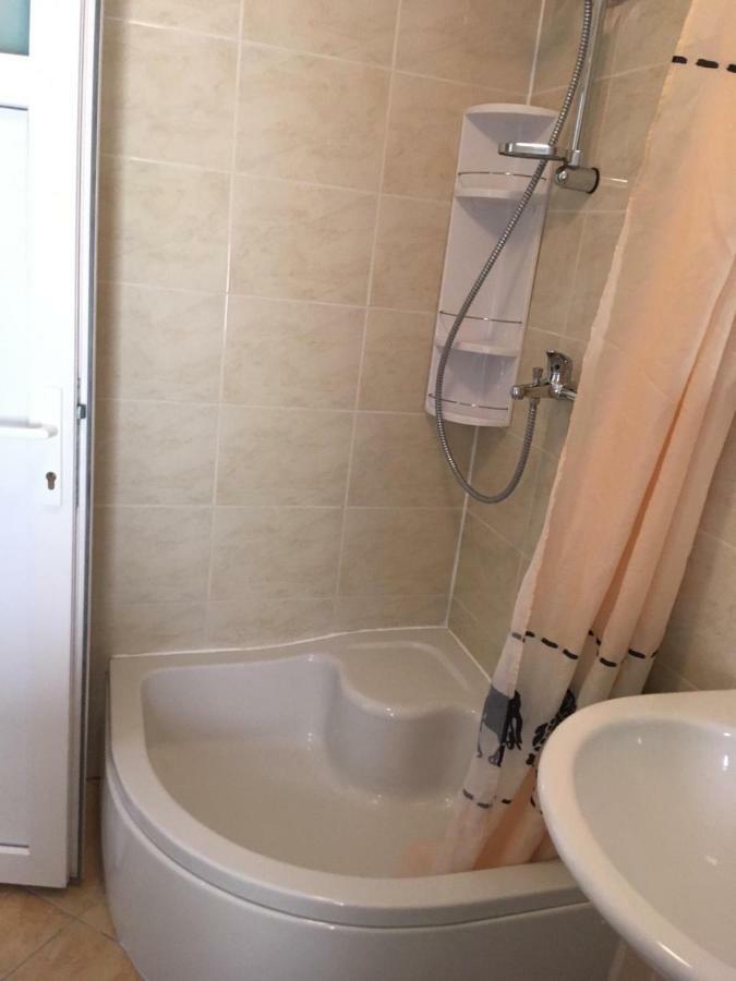 Angella Apartment Дуги Рат Екстериор снимка