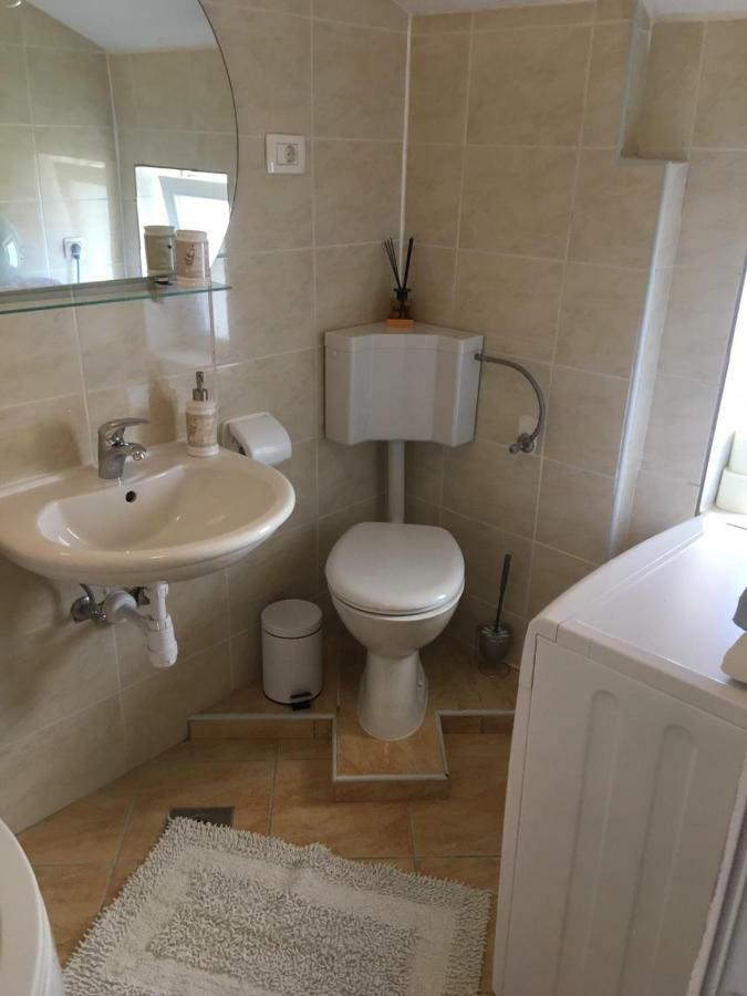 Angella Apartment Дуги Рат Екстериор снимка